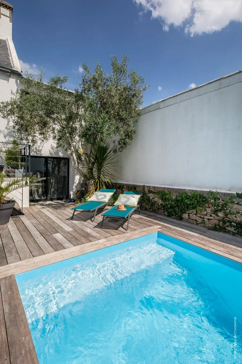 Piscine avec terrasse en bois réalisée par Créa'Paysage