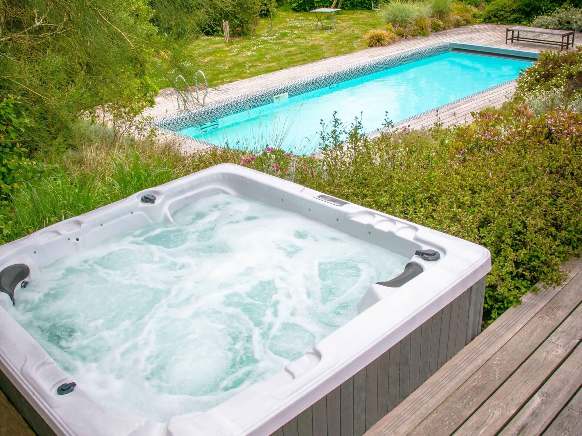 Spa sur terrasse en bois avec vue sur piscine en hauteur