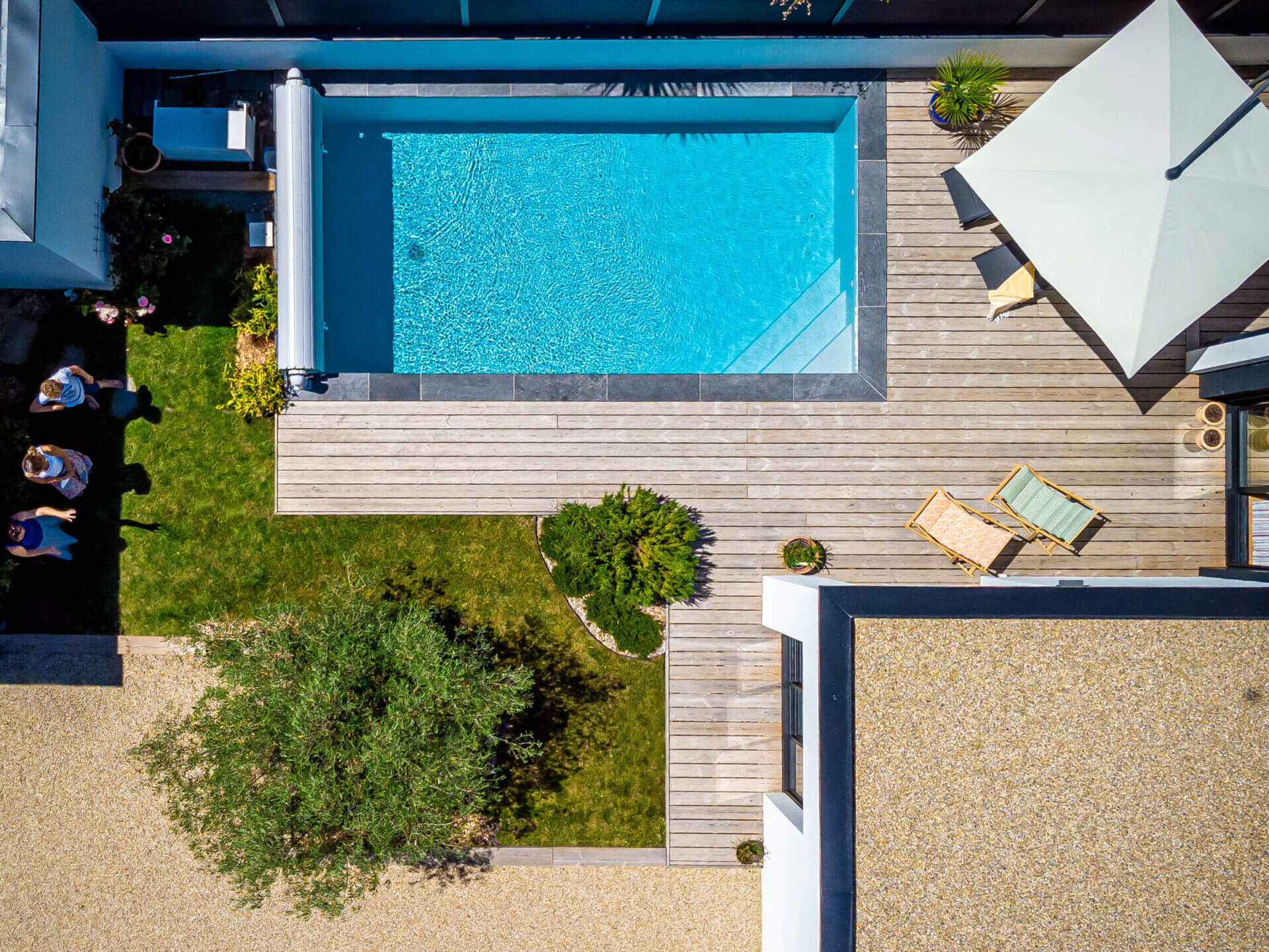 Piscine avec terrasse en bois
