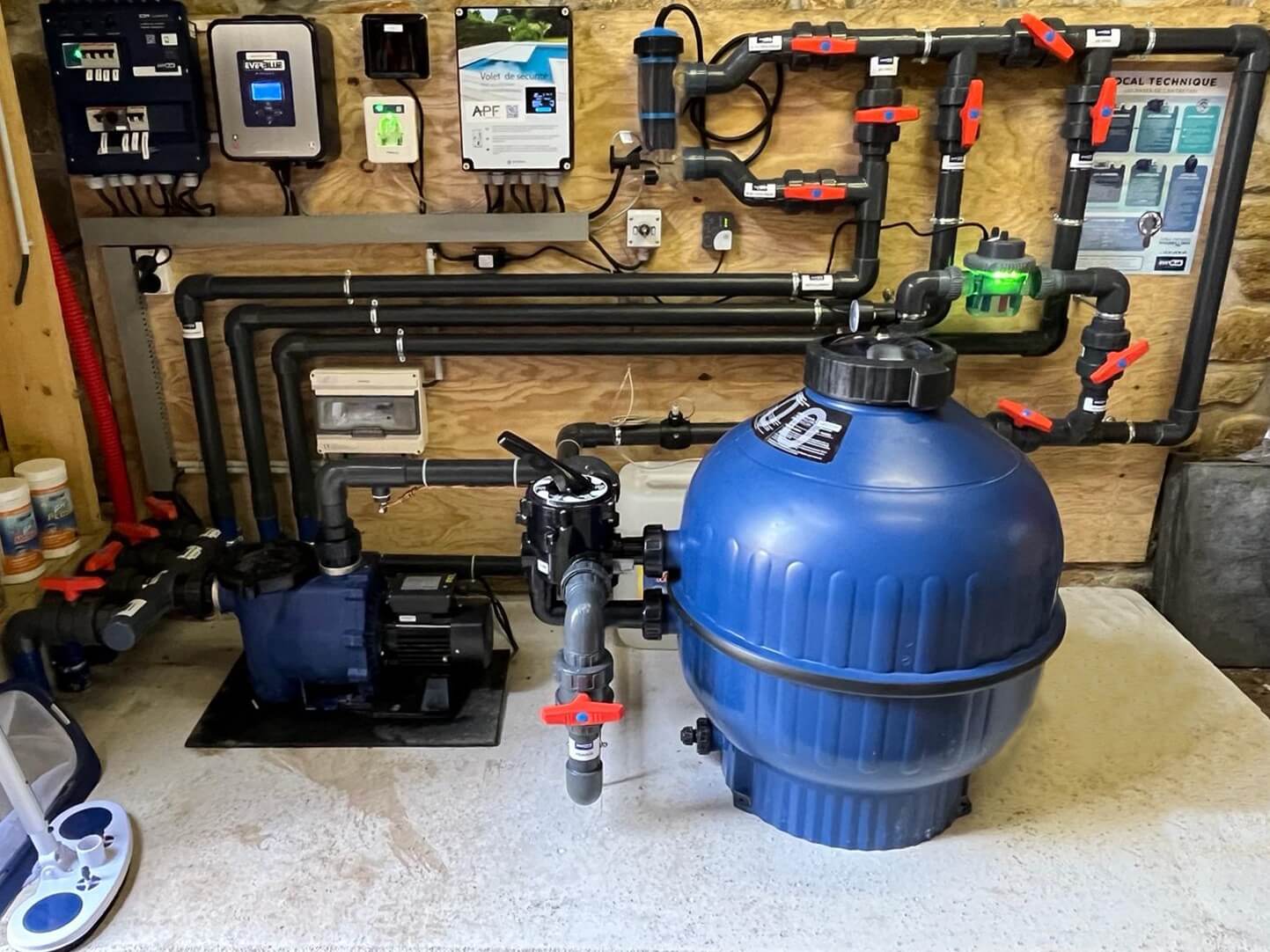 Installation de filtration de piscine avec équipements techniques