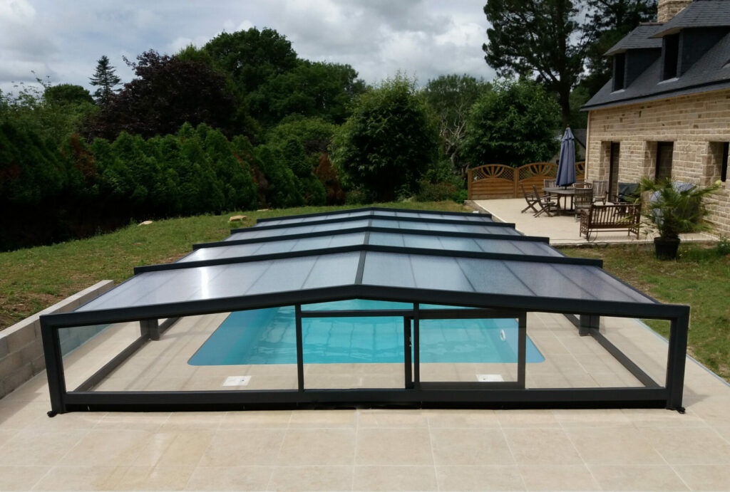Abri de piscine semi-haut protégeant le bassin des intempéries et assurant la sécurité