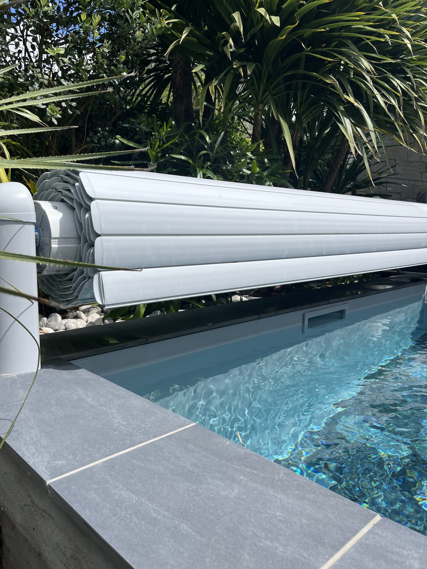 Volet de piscine hors-sol déployé pour sécuriser le bassin et limiter l’évaporation de l’eau