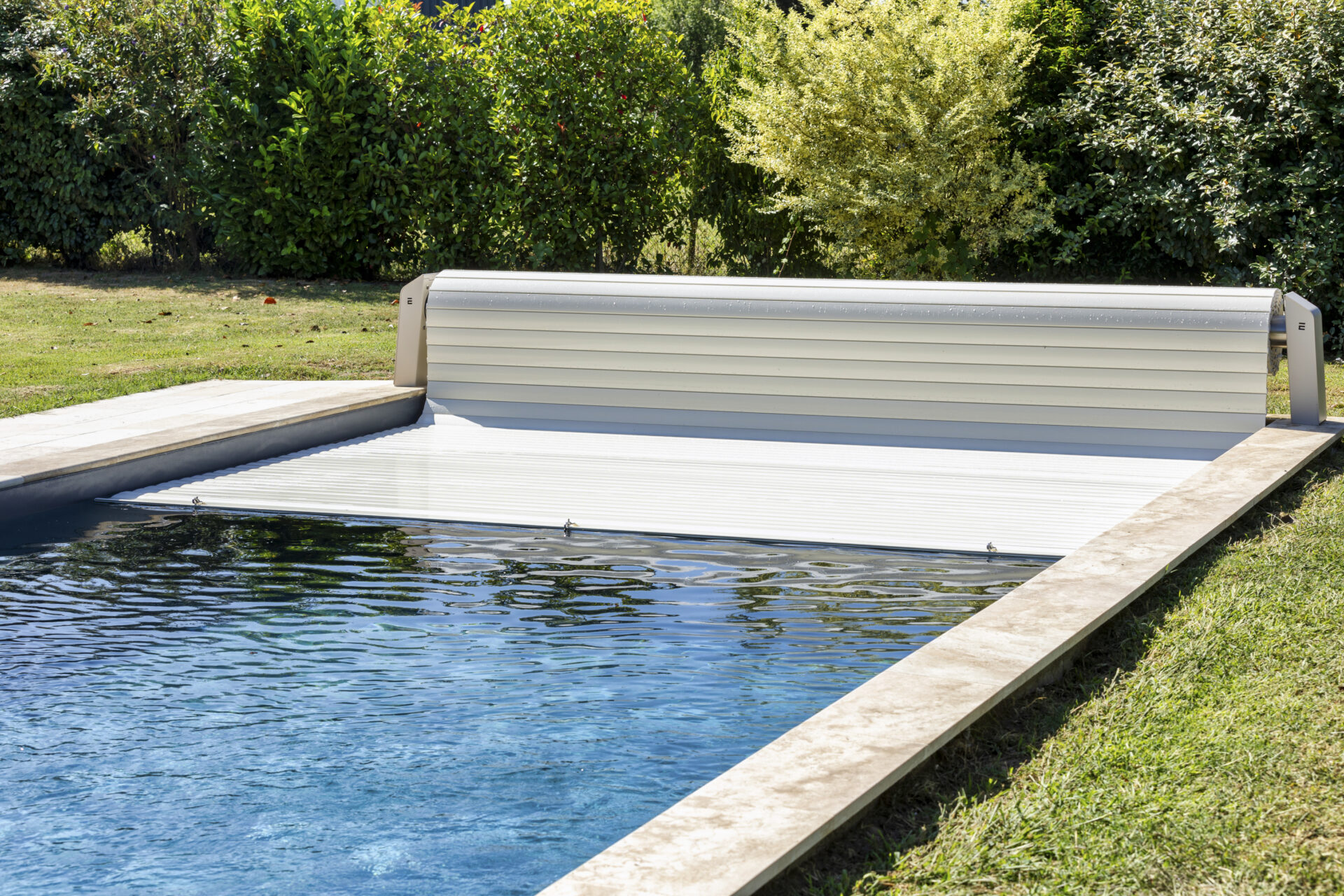 Comment couvrir et sécuriser sa piscine ? Les meilleures solutions pour protéger votre piscine