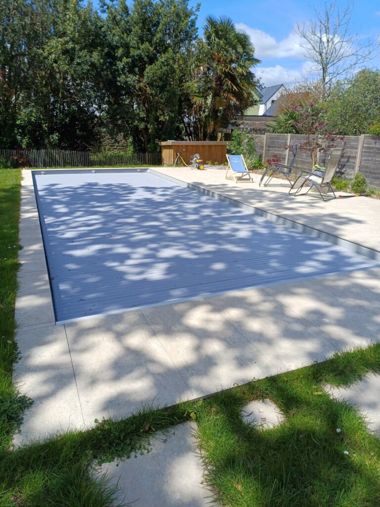 Volet de piscine immergé discret et élégant, entièrement intégré dans le bassin pour la sécurité et la propreté