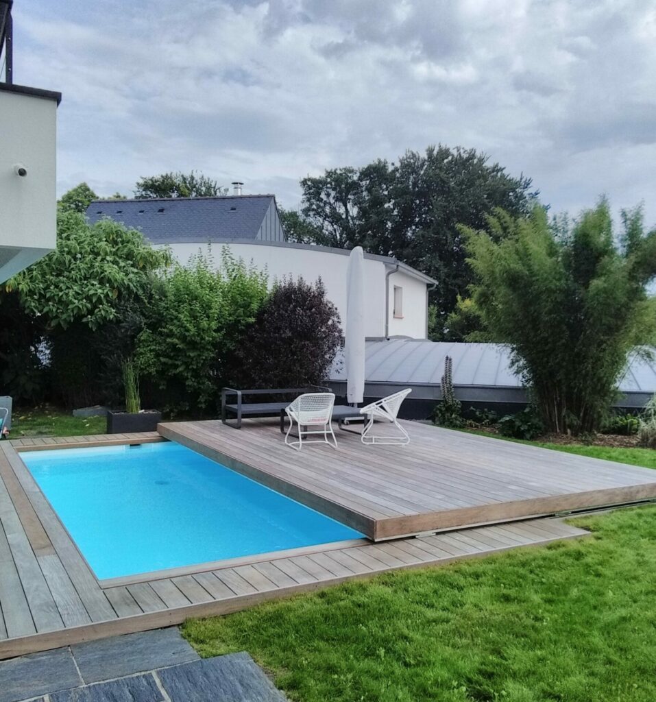 Terrasse roulante recouvrant la piscine, transformant le bassin en espace de vie sécurisé