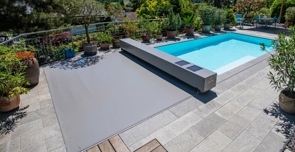 Couverture de piscine Coverseal avec membrane tendue, alliant sécurité et esthétique moderne