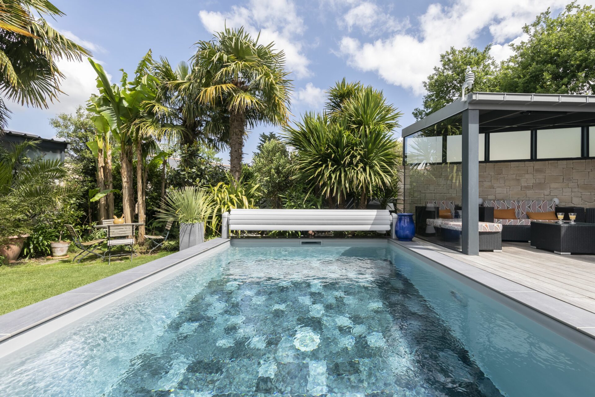 Vue plongeante sur la piscine